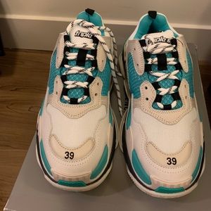 Balenciaga triple S neverworn size 39(rare color)